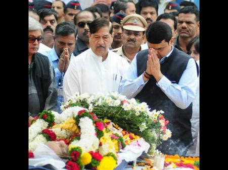 ಚಿತ್ರಗಳಲ್ಲಿ ಆರ್.ಕೆ. ಲಕ್ಷ್ಮಣ್ ಅಂತ್ಯಸಂಸ್ಕಾರ