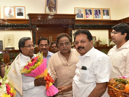 ಸಿಎಂ ಸಿದ್ದರಾಮಯ್ಯ ಅವರಿಗೆ ಅಂಬರೀಷ್ ರಿಂದ ಆತ್ಮೀಯ ಆಹ್ವಾನ