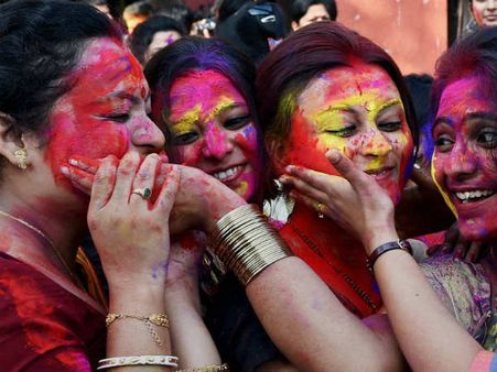 ಚಿತ್ರಗಳಲ್ಲಿ: ದೇಶದೆಲ್ಲೆಡೆ ಹೋಳಿ ಬಣ್ಣದೋಕುಳಿ