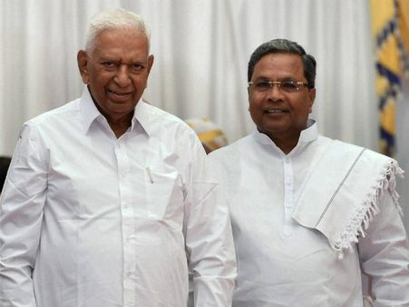 ರಾಷ್ಟ್ರಗೀತೆ ವೇಳೆ ವೇದಿಕೆ ಬಿಟ್ಟಿಳಿದ ರಾಜ್ಯಪಾಲರು