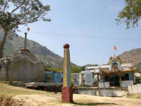 ಭಕ್ತರಂತೆ ಬಂದ್ರು, ಅರ್ಚಕರನ್ನು ಕಟ್ಟಿಹಾಕಿ ವಿಗ್ರಹ ದೋಚಿದ್ರು!