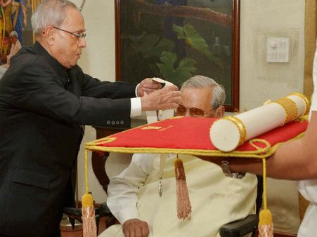 ಅಟಲ್ ಬಿಹಾರಿ ವಾಜಪೇಯಿ ಅವರಿಗೆ ಭಾರತ ರತ್ನ ಪ್ರದಾನ