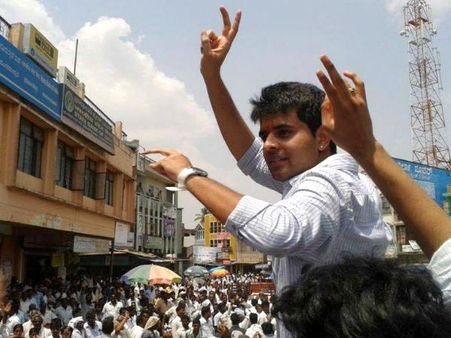 ಬಾಡೂಟಕ್ಕೆ ಬಂದು ಸಂಚಲನ ಮೂಡಿಸಿದ ಪ್ರಜ್ವಲ್ ರೇವಣ್ಣ