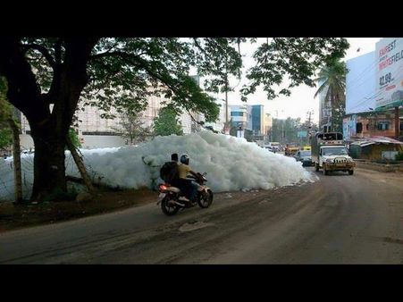 ವರ್ತೂರು ಕೆರೆಯಿಂದ ಹಾರಿ ಬಂತು ನೊರೆ ನೊರೆ