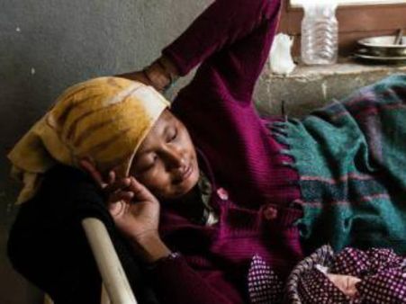 ಮೈಮೇಲೆ ಮನೆ ಬಿದ್ದಿದ್ರೂ ಮಗುವನ್ನು ಹೊಟ್ಟೆಯಲ್ಲಿ ರಕ್ಷಿಸಿದ ಮಹಾತಾಯಿ!