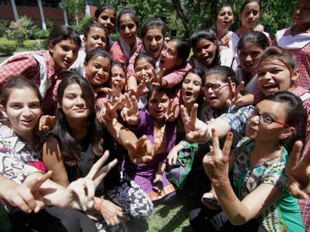 ಚಿತ್ರಗಳಲ್ಲಿ: ಮೋದಿ ಸ್ವದೇಶಕ್ಕೆ, ಧೋನಿ ಗೆಲುವಿಗೆ ಸಾಕ್ಷಿ