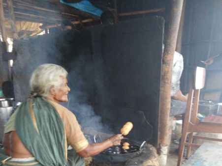 ಲಾಭದ ಹಂಗಿಲ್ಲದೆ ಹೊಟ್ಟೆ ತುಂಬಿಸುವ ಪಡ್ಡು ಸ್ಟಾಲ್ ಅಜ್ಜಿ!