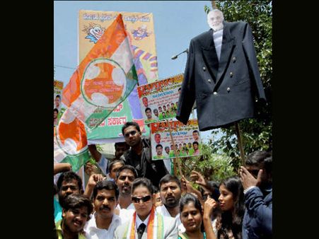 ಯುವ ಕಾಂಗ್ರೆಸ್ಸಿಗರ ಸೂಟು ಬೂಟು ಪ್ರತಿಭಟನೆ