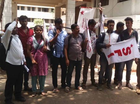 ವೃತ್ತಿ ಶಿಕ್ಷಣ ಶುಲ್ಕ ಹೆಚ್ಚಳದ ವಿರುದ್ಧ ಪ್ರತಿಭಟನೆ