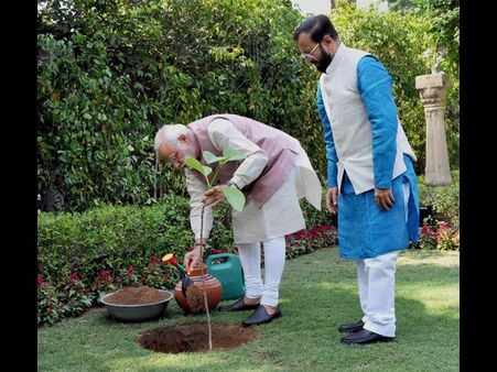 ಚಿತ್ರಗಳಲ್ಲಿ: ಸಸಿ ನೆಟ್ಟ ಪ್ರಧಾನಿ ಮೋದಿ, ವಿರಾಟ್ ಕೊಹ್ಲಿ