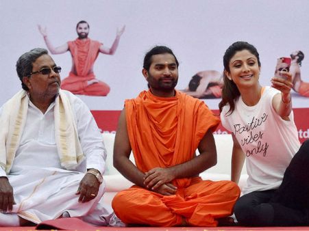 ಶಾಲಾ ಪಠ್ಯದಲ್ಲಿ ಯೋಗ ಅಳವಡಿಕೆ: ಸಿದ್ದರಾಮಯ್ಯ