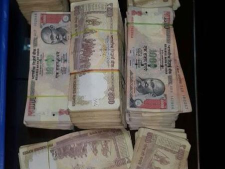 ಗಾಡಿ ಪಂಚರ್ ಎಂದು ಕೆಳಕ್ಕೆ ಬಗ್ಗಿದರೆ 15 ಲಕ್ಷ ರು. ಮಂಗಮಾಯ!