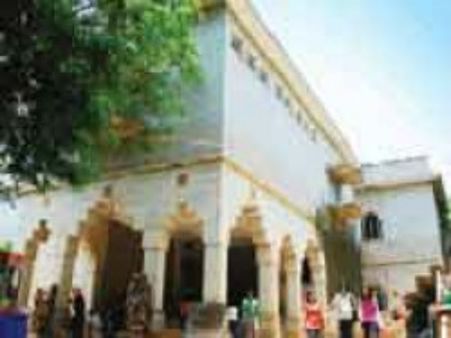 ಚಿತ್ರಕಲಾ ಪರಿಷತ್ ವಿದ್ಯಾರ್ಥಿನಿಯರಿಂದ ಹೀಗೊಂದು ಪ್ರತಿಭಟನೆ