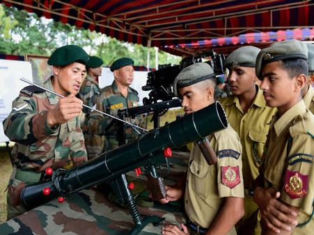 ಬೆಂಗಳೂರು 'ಸೇನಾ ಮೇಳ' ದಲ್ಲಿ ಪುಳಕಿತರಾದ ವಿದ್ಯಾರ್ಥಿಗಳು