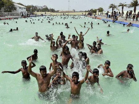 ಲಂಡನ್ನಿನಲ್ಲಿ ವಿಶ್ವದ ಮೊದಲ ಆಕಾಶ ಈಜುಕೊಳ