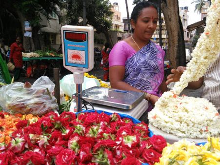 ವರಮಹಾಲಕ್ಷ್ಮಿ ಹಬ್ಬದ ಭರಾಟೆ: ಹೂವು ಹಣ್ಣು ದರ ಎಷ್ಟಿದೆ?