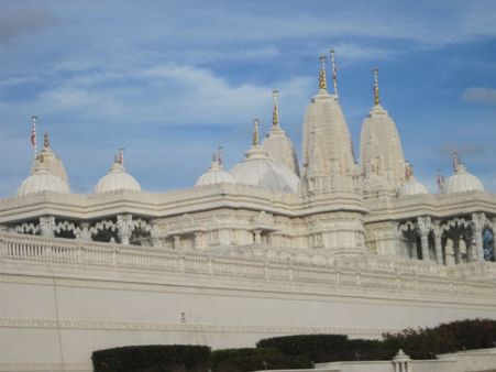 30ಎಕರೆಗಳ ವಿಶಾಲ ಬಯಲಿನಲ್ಲಿ ನಿ೦ತಿರುವ ಸುಂದರ ದೇವಾಲಯ