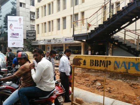 ಪಾದಚಾರಿಗಳಿಗೆ ನರಕ ದರ್ಶನ ಮಾಡಿಸುವ ರೆಸಿಡೆನ್ಸಿ ರಸ್ತೆ