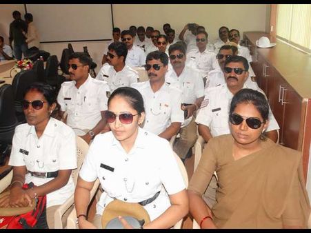 ಟ್ರಾಫಿಕ್ ಪೊಲೀಸರ ಕಣ್ಣಿಗೆ 'ಸನ್ ಗ್ಲಾಸ್' ಹಾಕಿದ ಟೈಟಾನ್ ಐ