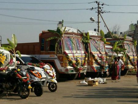ದೇಶದೆಲ್ಲೆಡೆ ಆಯುಧಪೂಜೆ ಸಂಭ್ರಮ ಹೇಗಿತ್ತು?