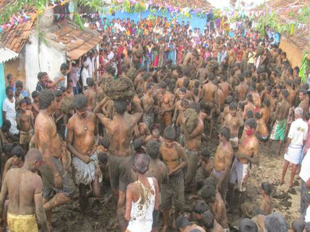 ಸಗಣಿಯಲ್ಲಿ ಬಡಿದಾಡಿಕೊಳ್ಳುವ ಗೋರೆಹಬ್ಬ
