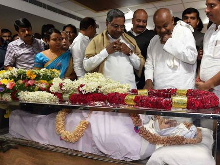 ಬೀದರ್‌ನಲ್ಲಿ ಬುಧವಾರ ಗುರುಪಾದಪ್ಪ ನಾಗಮಾರಪಲ್ಲಿ ಅಂತ್ಯಕ್ರಿಯೆ