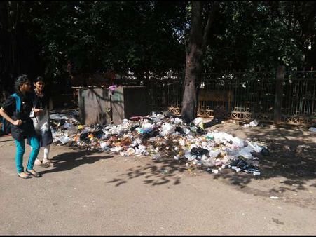 ಸಚಿವರು ಬಂದರು, ಆಡಳಿತ ಬದಲಾತು: ಕಸ ಹಾಗೇ ಉಳಿತು