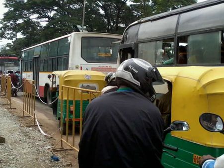 ನೋಡಿದಲ್ಲಿ ಟ್ರಾಫಿಕ್ ಜಾಮ್, ಗಬ್ಬು ನೆತ್ತಿಗೇರಿಸುವ ಕಸ!