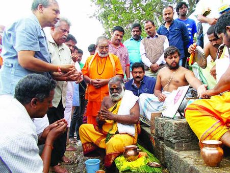 ಕಾವೇರಿ ಸಂಗಮದಲ್ಲಿ ಸಿಂಘಾಲ್ ಅಸ್ಥಿ ವಿಸರ್ಜನೆ