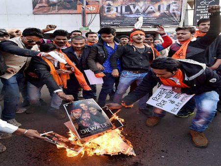 ಸಾಮಾಜಿಕ ತಾಣದಲ್ಲಿ ಪರ ವಿರೋಧದ ಅಲೆ ಎಬ್ಬಿಸಿದ ದಿಲ್ವಾಲೆ