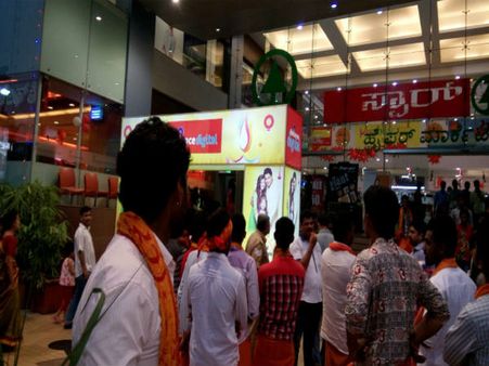 ಮಂಗ್ಳೂರು: ದಿಲ್ವಾಲೆ ಸಿನಿಮಾ ಪ್ರದರ್ಶನ ವಿರೋಧಿಸಿದ ಬಜರಂಗದಳ