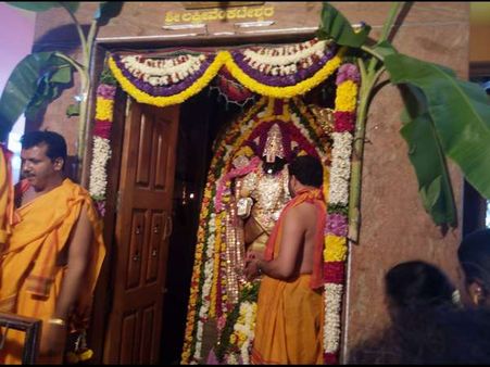 ವೈಕುಂಠದ ಬಾಗಿಲು ತೆರೆದಿದೆ, ಶ್ರೀನಿವಾಸನ ದರ್ಶನ ಪಡೆಯಿರಿ