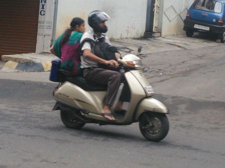 ಹೆಲ್ಮೆಟ್ ಕಡ್ಡಾಯ ನಿಯಮಕ್ಕೆ ಬೆಂಗಳೂರು ಮೊದಲ ಚುಂಬನ