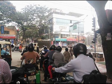 ಹೆಲ್ಮೆಟ್ ಕಡ್ಡಾಯದ ಮೊದಲ ಚುಂಬನಕ್ಕೆ ತೆತ್ತ ದಂಡವೆಷ್ಟು?