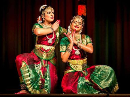 ರಂಗದ ರಂಗೇರಿಸಿದ ಸಂಜನಾ, ರಿನಿಜಾ ರಂಗಪ್ರವೇಶ