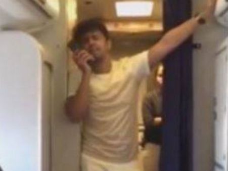 ವಿಮಾನದಲ್ಲಿ ಸೋನು ಹಾಡಿನ ವಿವಾದ, ಸಿಬ್ಬಂದಿ ಸಸ್ಪೆಂಡ್