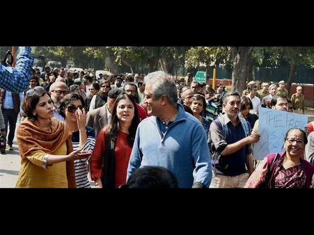 JNU ವಿವಾದ: ದೆಹಲಿಯಲ್ಲಿ ವಕೀಲರು VS ಪತ್ರಕರ್ತರು