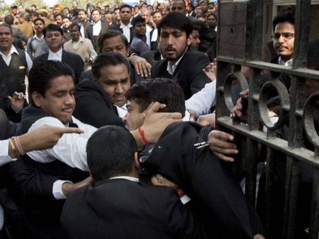 JNU: ಮತ್ತೆ ಕೋಲಾಹಲ, ರಣರಂಗವಾದ ಪಟಿಯಾಲ ಕೋರ್ಟ್