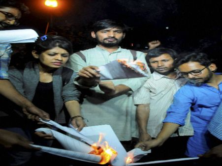 ಎಬಿವಿಪಿ ತೊರೆದವರು ದೆಹಲಿಯಲ್ಲಿ ಮನುಸ್ಮೃತಿ ಸುಟ್ಟರು