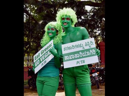 ತರಕಾರಿ ತಿನ್ನಿ, ಶಾಖಾಹಾರಿಗಳಾಗಿ ಎಂದ ಅರೆಬೆತ್ತಲೆ ಜೋಡಿ