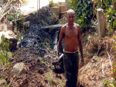 ಮೈಸೂರು: ದಲಿತನಿಂದ ಚರಂಡಿ ಸ್ವಚ್ಛತೆ, ಭುಗಿಲೆದ್ದ ಜನರ ಕೋಪ