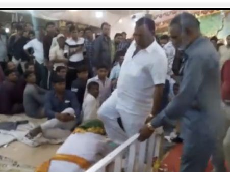 ಸಾಯಿಬಾಬಾ ಮಂದಿರದಲ್ಲಿ ವೃದ್ಧನಿಗೆ ಒದ್ದ ಬಿಜೆಪಿ ಸಂಸದ!