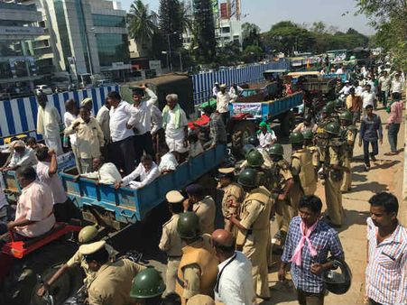 ಒಂದು ದುರ್ಘಟನೆ: ದೇಶದ ಬೆನ್ನೆಲುಬಿಗೆ ಬಾರಿಸಿದ್ರು