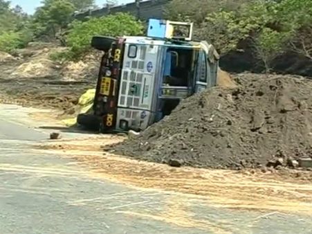 ನೈಸ್ ರಸ್ತೆಯಲ್ಲಿ ಟ್ಯಾಂಕರ್ ಪಲ್ಟಿ, ಟ್ರಾಫಿಕ್ ಜಾಮ್