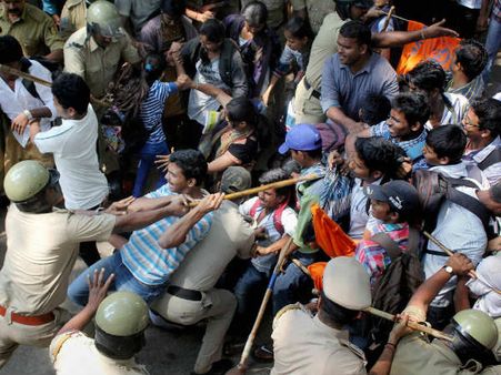 ಹೋರಾಟ ನಿರತ ವಿದ್ಯಾರ್ಥಿಗಳ ಮೇಲೆ ಲಾಠಿ ಪ್ರಹಾರ