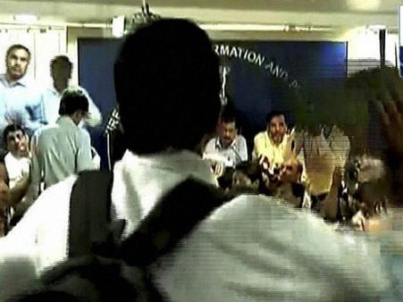 ಅರವಿಂದ್ ಕೇಜ್ರಿವಾಲ್ ಮೇಲೆ ತೂರಿಬಂತು ಶೂ