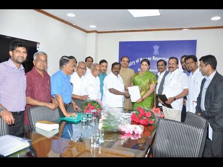 ಕನ್ನಡ ಕೇಂದ್ರಕ್ಕೆ ಸ್ವಾಯತ್ತತೆ: ಕೇಂದ್ರ ಸಚಿವರ ಭರವಸೆ