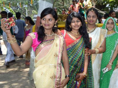 ಜಾತ್ರೆಗೆ ಜೀವ ತುಂಬಿದ ಸೀರೆಯುಟ್ಟ ಸುಂದರಿಯರು!