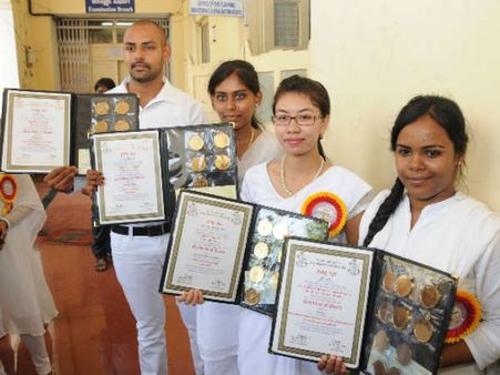 ಮೈಸೂರಿನ ಆಟೋ ಚಾಲಕನ ಮಗಳಿಗೆ 12 ಚಿನ್ನದ ಪದಕ