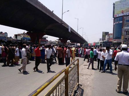 ಬೊಮ್ಮನಹಳ್ಳಿ: ಹಿಂಸಾಚಾರಕ್ಕೆ ತಿರುಗಿದ ಗಾರ್ಮೆಂಟ್ಸ್ ಪ್ರತಿಭಟನೆ